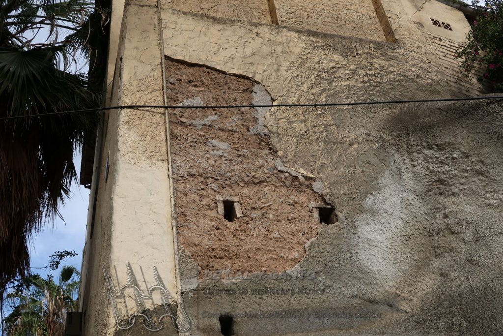 Muro de tapia con patologías de humedades debido al enfoscado de cemento